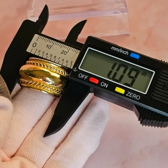 Christian Dior Vintage 1980’s Gold-Tone Clip-On Earrings with Dust Bag - Picture 11 of 13